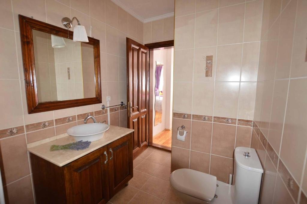 Bathroom mirror detail